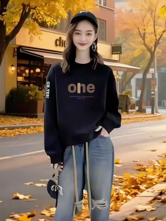 姐妹们快看这件卫衣,简直太好看了!它是圆领的设计,非常经典又百搭,而且它的面料是纯棉的,很舒服,不会起球。它整体的版型是比较宽松的,可以遮住小肚子,特别适合梨形身材的女生穿。#谁穿谁好看 #面料柔软舒适 #显高显瘦显腿长 #洋气减龄