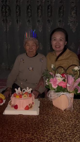 一家一世界,一心一温暖,愿我们都能在自己的小窝里,守着最爱的人,把日子过成诗。岁月静好,这就是最幸福的模样。#孩子生日母亲的苦难日 #妈妈的爱最伟大