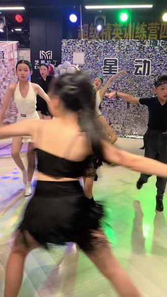 时间不会骗人,半年的坚持,让气质慢慢沉淀,肉肉也悄悄上线。越跳越好看,越练越自信。#国标女孩 #拉丁舞 #蜕变 @艺梦拉丁 @刘意鸿(艺梦拉丁) @艺梦-星动舞者精英训练营 @圈圈⭕️环环🤘