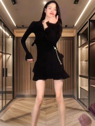 #我要上热门话题你们 时尚大气小黑色连衣裙#性感辣妹