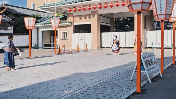 在京都祇园触摸时光肌理 📍 地点:京都·祇园花街艺术博物馆(Gion Kagai Art Museum)
地址:Yasaka Club, 570-2 Minamigawa, Gion-machi, Higashiyama-ku, Kyoto-shi, Kyoto 605-0074
🎫 门票:3100日元可以提前官网预约,也可以到现场买票。
开馆时间 11:00 〜 19:00(最晚入馆时间为17:50)
演出时间安排 :
第一场演出 13:30〜
第二场演出 14:20〜
第三场演出 15:00〜
第四场演出 16:00〜
第五场演出 16:30〜
※ 表演时长约为15分钟(两支舞蹈)。
※ 门票可通过官网提前购买,通过“在线预约”进行操作。
📸 推荐指数:⭐⭐⭐⭐⭐(京都必访的小众宝藏!)
📌 参观Tips:
• 最佳到访时间:傍晚闭馆前,人少光线美。
•
✨ 这座博物馆,就像祇园的一个缩影——看似低调,却藏着最极致的风华。如果来京都,请一定别错过。#京都 #京都旅行 #日本旅行 #日本文化