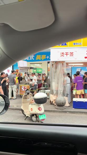 这就是明星效应啊,李维嘉过来打了个卡,这里就一直排长队了,有那么好吃吗?#真实生活分享计划 #李维嘉 #百亿流量扶持