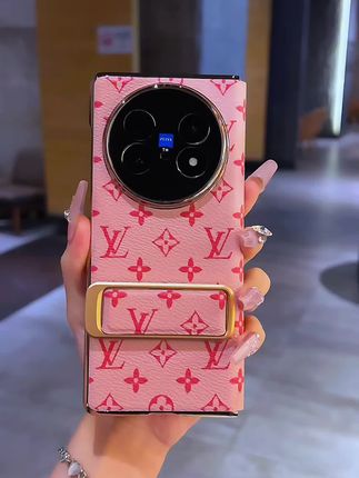 #vivoxfold5手机壳 给您新入手的vivoxfold5爱机安排一款防摔手机壳,自带旋转腕带支架,270°旋转角度任意角度可以摆放,前视窗显示时间,镜头保护,内里丝绒保护#vivoxfold5保护壳 #VIVOXFOLD5 #手机壳高级轻奢 #新款