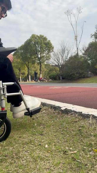 爸妈出门更轻松!折叠轮椅带便盆智能代步 家里有需要的人一定要备上一个!这款轮椅功能多样、方便实用!#好物推荐 #电动轮椅 #轮椅 #关爱老人 #代步车