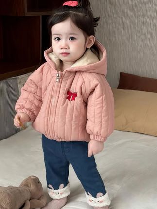 韩系女宝冬装|卡通棉服萌翻了 挖到宝!这款女童韩版棉衣颜值质感双在线。软萌卡通图案超吸睛,连帽设计防风又可爱。 夹棉加绒双层锁温,摸起来软乎乎的,上身轻便不臃肿。袖口收口防灌风,穿脱方便适配各种场景。冬日暖萌时髦精必备,回头率超高! #女童冬装 #宝宝棉衣 #韩系童装#萌娃穿搭 #女童外套
