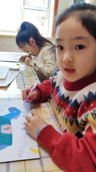 🎨创作马年日历的画画课堂中,还伴有佑佑的马年专属伴乐,我们马年一定会大吉!!
#马年大吉 #小红芽艺术 #童心童画 #画室日常