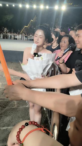 第一次近距离免费观看千万网红小白牙#现场与粉丝互动