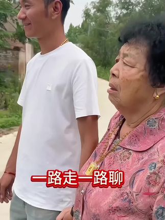 喝遍万千饮品,不如咬一口砀山青皮蜜梨来得过瘾!这个来自砀山的自然馈赠,我直接按箱囤!每一口都像在喝现熬的冰糖雪梨,清甜在舌尖炸开,咬下去瞬间爆汁,清爽感拉满!坚持自然生长,果农现摘现发,新鲜直达。梨皮薄如纸,洗净就能直接啃,雪白果肉细腻无渣,纯甜的滋味让老人孩子都赞不绝口! #砀山青皮蜜梨 #自然成熟水果 #现摘现发 #清甜爆汁