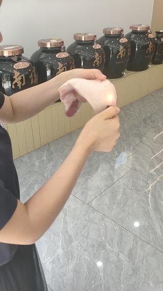 #办法总比困难多你们看见过打火机烧猪毛吗?这个老板为了吃🐷肉用打火机烧🐷毛[捂脸