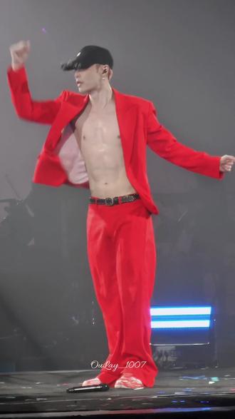 白花花的I NEED U 我吃!(发现张老师后面crab抢拍了哟)#张艺兴 #论张艺兴如何拥有超高回头率 #张艺兴演唱会 #张艺兴大航海 #live