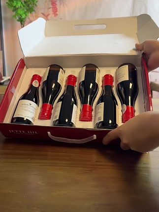 精致女生,微醺,晚安小酒,下班后来一杯,去除斑味,葡萄果香和樱桃果香清新入口,甜润顺滑,不苦不涩,喝完嘴巴香香的,十三度微醺,女生一次一瓶刚刚好。#每日分享 #喝出新高度 #晚安红酒 #品酒 #微醺果酒