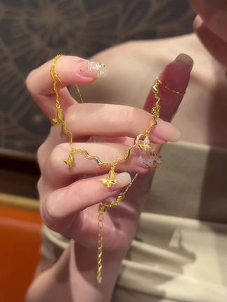 金色波浪蝴蝶项链,闪耀迷人光泽。波浪线条勾勒蝴蝶展翅,轻盈灵动,尽显温柔气质。百搭设计,点亮颈间浪漫风情。#项链 #小众设计感 #美出高级感 #锁骨链 #首饰分享