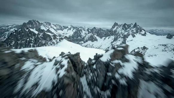 AI实验室|这不是实拍,是 AI 算出的极致清冽 这部广告全程由AI制作,一个人完成一个公司的工作,包括矿泉水产品设计都是用AI进行完成。Nanobanana Pro 生图,即梦生成视频。 每一帧雪山的野性回甘,都是算力在燃烧。 NOT 天然矿泉水—— 不只是解渴,更是科技与自然的碰撞。 这一口赛博甘甜,你要不要试?#AI影像 #NanobananaPro #即梦ai #AIGC #TVC