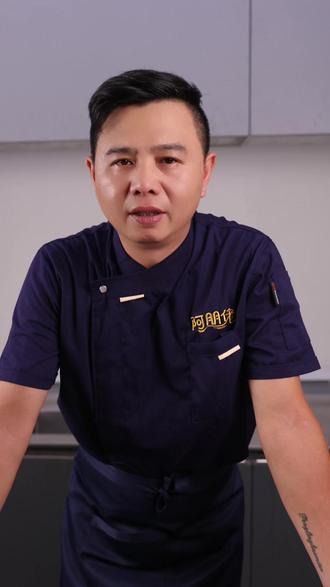 白切鸡零失败秘诀🔥 三起三落锁鲜,冰水激皮Q弹,骨生肉熟 才是精髓!配上秘制沙姜蘸料,鲜掉眉毛,做法巨简单,新手也能一次成功~#厨房小白 #学做菜 #美食分享 #白切鸡 #健康美食