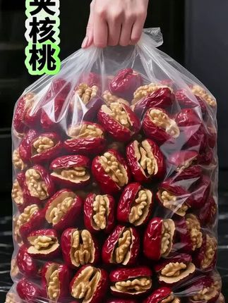 独立小包装真的像为咱量身做的,随手抓几把塞包里,上班摸鱼、逛街散步时,嘴巴闲了就来一颗,方便到没话说! 掰开看看,红枣个头小巧但果肉超厚实,裹着香脆的核桃仁。咬一口,先是红枣的甜糯在舌尖化开,接着核桃的坚果香“砰”地迸发出来,口感层次直接拉满,越嚼越香还完全不腻,妥妥是健康零食界的佼佼者! 关键营养也很在线!红枣能补气血,核桃能健脑,打工人“续命”、学生党刷题时来几颗,抗饿又养生。分享给家人朋友,分分钟被追着要链接,谁吃谁爱上,答应我一定要锁死这款!#枣夹核桃#红枣#零#图文伙伴计划#核桃