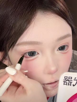 手残党都试下这支25度弯尖头的眼线笔!自带三角支撑区专治各种手抖!0.01毫米笔尖真是细到离谱!!#美妆好物#新手化妆教程#眼线笔种草#拯救手残党 #防水防汗不脱妆
