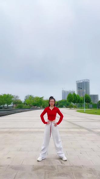 《美丽的月亮湾》健身操。月落河湾,情归故里。#晨练随拍活力每一天 #美丽的月亮湾 #健身运动 #活力满满的一天 #迈出新步伐 @陶梅原创有氧健身
