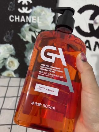 #GA男士古龙果酸沐浴露 男生想要拥有唯体香,真的不用喷香水,你就用这个古龙香氛沐浴露洗个澡,就能轻松解决。它里面添加了亲脂果酸,可以温和清洁皮肤上的油脂污垢,洗完身上会散发淡淡的古龙香。女生都喜欢这种自带男性魅力的香味,而且留香时间也很长,好用👍