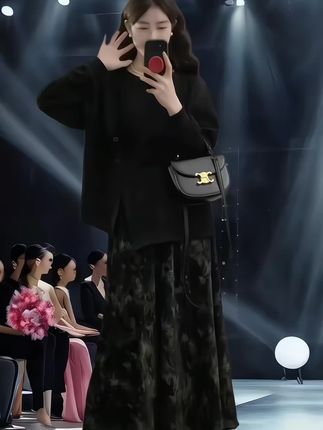 宝子们,大码女孩也能轻松驾驭的国风穿搭来啦! 这件新中式不规则长袖上衣,设计感满满,独特的剪裁超有韵味。搭配上水墨半身裙,仿佛一幅行走的水墨画。 在这古色古香的环境里,大码姐妹也能美得别具一格。喜欢国风的大码女孩,别错过这套!#秋季微胖穿搭测评#早秋高智感职场穿搭#早秋显身材平价上衣合集 #大码穿搭#秋季套装大测评