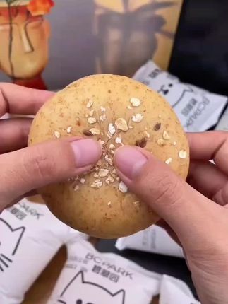 #碧翠园家的这个全麦欧包真的太好吃了,我又回购了一箱。它是真全麦的,不添加蔗糖,每个都是独立包装,吃起来特别方便,口感松软有嚼劲,早上搭配一杯牛奶,就是一顿美味的早餐。