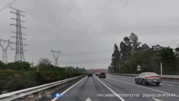 智界R7智驾中遇右前恶意别车!
有些司机高速上变道太随意了,根本不看后视镜!智界R7智驾中遇右边前车贴身变道,右前车刚过实线,9秒开始打转向灯灯,9秒半就开始变道,如果不是智驾,根本反应不过来!#智界R7 #华为乾坤智驾 #鸿蒙智行 #智驾