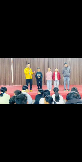 #即兴表演互动 #表演节目互动 #感恩教育环节 #研学游 你可以不服爸爸妈妈的管,但是呢你一定要活出让爸爸妈妈安心的样子啊,其实爸爸妈妈的管教从来都不是束缚的,而是牵挂、加油👏