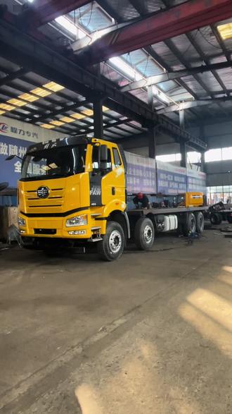 陕西延安王总的解放J6P前四后八拖车生产中,锡柴460马力,16吨轮减后桥,整车长11米45,用于转运60吨内工程机械设备。#挖机拖车#工程机械#平板运输车#挖机平板车厂家 #挖机平板车