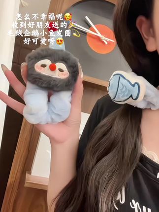 企鹅小鱼毛绒肠圈,软萌上头,少女心直接爆棚~ . #毛绒头饰分享 #少女心好物 #可爱发饰推荐 #ins风头饰