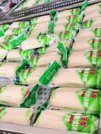 这是我们安龙传统美食,晚米饵块粑,可以炒可以煮,可甜,可咸,可以炒,可以炸,怎么做都好吃!喜欢吃的小黄车去下单哦!#乡妹子正宗晚米饵块粑