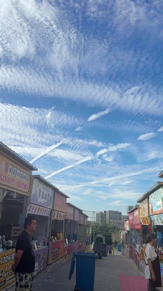 今天天气也太好了吧,正好还是个周五,明天不用上班哦,快来夜市溜达溜达吧,我在东光里晚风市集A2-10炸冷面卷臭豆腐哦#本地小吃店推荐 #吃货必冲摊位 #上热门小吃店 #必尝招牌小吃
