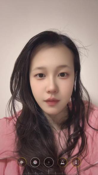 冬日寒梅开,思乡情自来~王维的《杂诗三首·其二》也太戳心啦!一句“寒梅著花未”,背后藏着的是家乡的思念。朋友们和我一起背诵这首小诗吧~#今日分享 #古诗词 #学习打卡 #中华文化