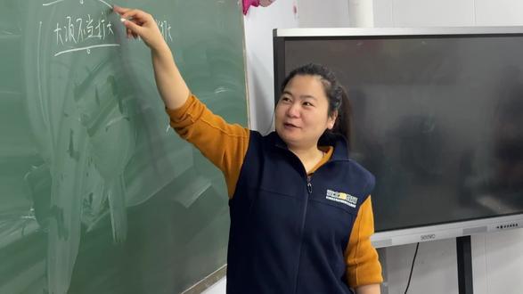 温柔王老师的政治课堂👩🏻🏫板书满满,重点突出,头脑风暴提问随时进行,加强巩固知识点✅#河北艺考生文化课#河北艺考 #河北文化课提分 #升学规划#课堂