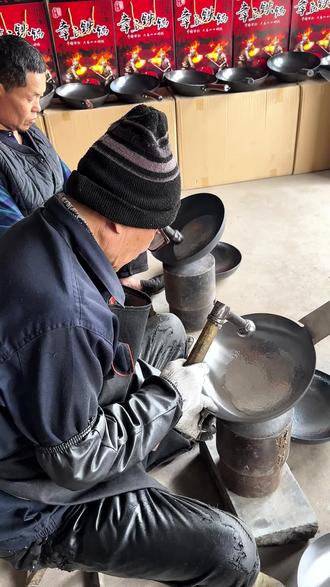 还在被假的章丘铁锅欺骗吗,以下几点帮您轻松辨别,我们承诺章丘原产地直发,每口锅都是由老师傅纯手工锻打开锅,锅内无涂层不粘锅#无涂层不粘锅 #炒锅不粘锅 #章丘手工铁锅