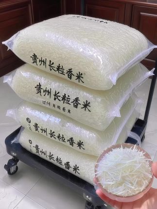 这个米 我吃过一次, 我妈让我回购 3袋, 这款米白米 饭都嘎嘎好吃!来自贵州山水间的长粒香米, 阳光雨露精心滋养。米粒修长饱满 , 煮饭时香气四溢,饭粒松软有嚼劲,每一口都是自然馈赠的纯粹米香,带你领略贵州的独特风味。每一袋都是当季新米新鲜现磨的 , 开袋清香, 电饭锅一煮满屋飘香,口感 软糯香甜, 越吃越香!/#长粒香大米 #贵州新大米 #长粒香米 #猫牙米 #优质农产品