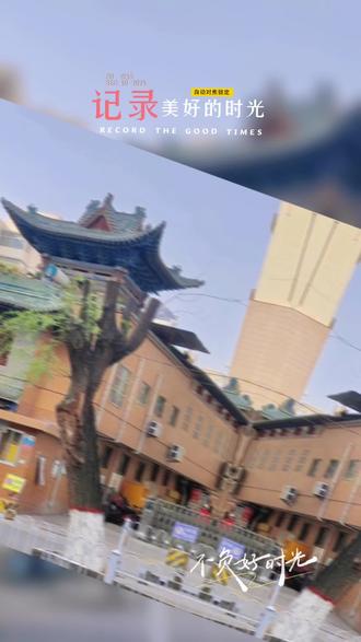 住如家,逛玉佛,速览千年兰州人文!
一、核心信息
• 开放时间:8:00-17:30(以官方公告为准)
• 门票:免费 | 地址:城关区静宁路181号
二、交通指南
• 公交:1/9路到静宁路口站,步行226米即达
• 自驾:导航“玉佛寺”,周边广场南路等有停车点
三、必逛亮点
1. 玉佛殿:5尊缅甸汉白玉佛为镇寺之宝,雕刻精湛,禁触摸、拍照关闪光灯
2. 古建筑群:明清风格+四合院布局,青砖黛瓦配古树碑文,感受建筑美学
3. 文物区:藏唐释迦牟尼铜像、隋《金刚经》(超1400年),按指引参观
四、参观须知
• 着装庄重(禁短裤/露肩装),进殿脱帽,不喧哗
• 香烛指定区域焚烧,无强制消费,心诚祈福
• 文物/玉佛殿禁开闪光灯,不拍僧人修行
五、周边吃住
美食
• 正宁路美食街(步行10分钟):牛奶鸡蛋醪糟等,人均30-50元
• 本地牛肉面(磨沟沿等):人均15元,尝兰州特色
住宿首选
如家酒店(兰州东方红广场地铁站万象城店):距寺仅300米,步行5分钟到,设施全、性价比高,适配各类出行
住如家近享千年古寺,轻松解锁兰州人文+美食,省心出行不踩雷!#游玩攻略