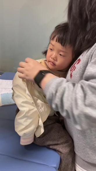 超能聊得家长和有点i的宝宝
以为他是淡定 实则内心慌的不行#预防接种 #打针又心疼又好笑