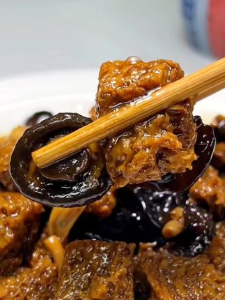 上海经典四喜烤麸,做面浇头做冷盘做热菜,都很好吃。上海本帮食府吴茂兴老牌子,味道好。#妈呀太香了 #地方特色美食 #四喜烤麸 #上海弄堂菜