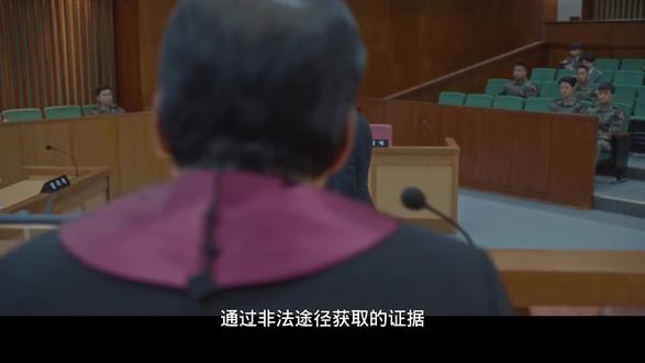 韩剧《军检察官多伯曼犬》解说|这次,轮到女大校被“清算”了 《军检察官多伯曼犬》第十集,又名《论如何在被“合伙人”利用的同时,发现她其实是在帮你》。本集用三次“真相暴击”,完成了对“职场利用”的终极解构:
第一次暴击:她早就知道你是谁
车仁英坐在都倍满对面,平静地说:“我知道你父亲是谁。我也知道是谁害死他的。”都倍满当场愣住。他以为他们是“战友”,结果发现自己是“棋子”。他第一次发现,原来“信任”这个词,在某些人嘴里可以翻译成“你的仇恨,是我复仇计划的一部分”。
第二次暴击:她的“利用”,其实是“救赎”
都倍满愤怒地质问车仁英:“你为什么不早告诉我?!”车仁英反问:“早告诉你,你会信吗?你会跟我合作吗?”都倍满哑口无言。因为他知道,如果一开始就知道真相,他早就单枪匹马去送死了。他第一次发现,原来“被利用”这件事,有时候也可以翻译成“被保护”。 -5
第三次暴击:他终于站到了“杀父仇人”面前
卢花英,这位军队高层中的“终极BOSS”,笑着对都倍满说:“原来你就是当年我‘救下’的小男孩。”那语气,仿佛在说一件微不足道的小事。-3 都倍满握紧拳头,脑海里只有一个想法:你“救”我?你明明是害死我父亲的凶手,现在跟我说“救”? 他第一次发现,原来“傲慢”这个词,在有些人身上可以翻译成“我杀了你爸,你还得感谢我”。
即使他能用二十年的“职场滑跪”经验计算出所有退路,也算不出车仁英那句:“你恨我吗?”(翻译:利用你是真的,帮你是真的,但问心无愧也是真的。)
第十集最精彩的地方,在于它把“复仇搭档”这个经典设定,演成了一出《回家的诱惑·军事法庭版》:
都倍满像极了那个被“合伙人”利用、却发现“利用”其实是“救赎”的“复仇者”,天天想的是“我该不该恨她”,结果发现“恨不起来”
车仁英则是那个“我利用你,但我也在帮你”的“复杂型CEO”,她的逻辑很简单:你不跟我合作,你一个人搞不定;你跟我合作,我们两个都能搞定
而卢花英,就是那个“杀了你爸,还要你感恩戴德”的“终极反派”,她的傲慢,比她的罪行更让人窒息
所以,别看这是军事法庭剧,内核分明是一部《职场版·回家的诱惑》。它告诉我们:在职场上,最可怕的不是“被利用”,而是“被利用了之后,发现对方是真的在帮你”——然后你连恨的理由都没有了。
#军检察官多伯曼犬 #军检察官多伯曼犬讲解 #军检察官多伯曼犬剧情 #韩剧推荐 #电影解说