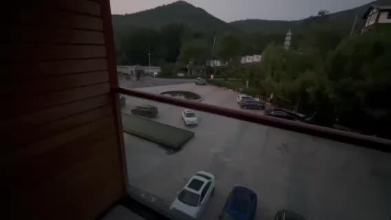 拂晓山间何处寻 偶然醒来
闻听山水鸟兽之声
观山角舒云流转
绿意薄晨
凉风袭身
别有少时感
似是黄牛梦归处
丙午清和
于青州归隐