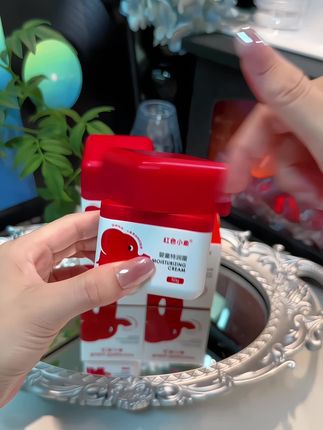 立秋后风大干燥,孩子的皮肤比大人更需要呵护!#红色小象 这款特润霜,专为婴童研发,植萃果油用着很放心,这个秋冬有它就够#儿童面霜 #宝宝面霜 #宝宝霜