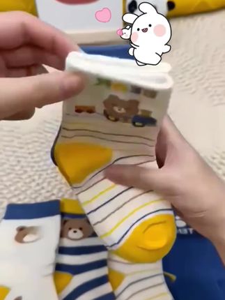 家里有小男孩的赶紧来抢这个秋款的中筒袜,款式简约又百搭,上脚舒适又好看,面料柔软又亲肤,透气吸汗还不臭脚,整个袜子弹力很大,胖脚瘦脚都能穿,整个袜头都是无骨缝合的,一点也不硌脚,关键它还是抗起球的工艺,平时搭配个运动鞋,老爹鞋都很好看。#好物推荐🔥 #母婴好物 #儿童袜子 #宝妈分享