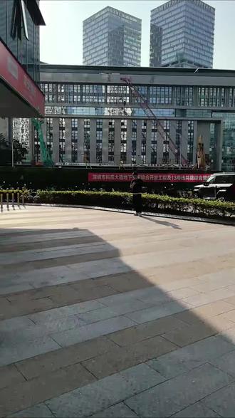 人算不如天算 租铺子的时候以为店门口是13号线地铁站出口,结果是地下商场的出口,现在才动工。
这个13号线也奇葩,简直创下深圳地铁修建记录。