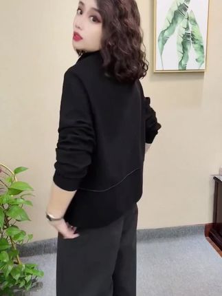 #谁穿谁好看 #遮肉显瘦穿搭 #中年女装穿搭 #时尚减龄穿搭 #气质小衫