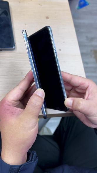 一加折叠屏“中年危机”!显示一半白还打不直 折叠屏出现屏幕显示不正常、转轴打不直、闪屏、排线等问题,都可以维修#一加折叠屏 #折叠屏换大屏 #折叠屏换转轴 #折叠屏维修 #华强北手机维修