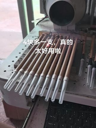 4块多的毛笔,真没有想象的那么贵 这个款式很多人说为什么卖的这么好用还便宜?因为手艺人真的很淡了,没订单,只能卖便宜点,让自己有事情做,虽然挣不到钱,但也开心,更希望让更多人学习书法,买得起毛笔,努力让这款毛笔销量10万加,加油!#手艺人 #每日分享 #毛笔