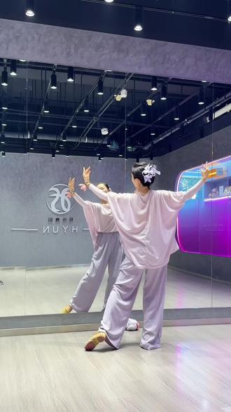 《你不必是一朵花》第三四个八拍,想跳整个丽子吖的片段,记得把这两个八拍也学一下,详细分解还是那么细致。#你不必是一朵花舞蹈挑战 #你不必是一朵花 #详细教程 #镜面教学 #零基础学舞蹈 @抖音作者助手