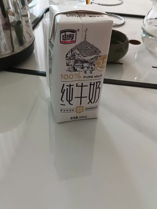 清晨的活力从一杯醇厚奶香开启!这款忠厚纯牛奶,每盒200ml,12盒整箱装,全家营养轻松囤!严选优质奶源,3.2g/100ml优质蛋白,口感丝滑清甜,没有多余添加,保留牛奶本真风味,早餐搭配面包、麦片,或作为下午茶伴侣都超合适!新鲜日期直达,让每一口都安心又营养,呵护全家人的健康日常!#忠厚纯牛奶 #纯牛奶 #超便宜超划算 #好喝不贵 #牛奶