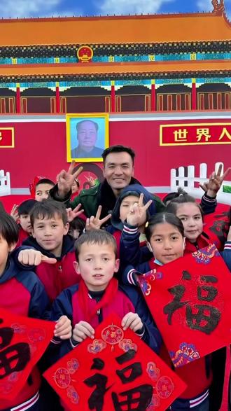新年第一场雪、圆了乡亲们的首都梦。2025最后一天,我在祖国最西部画了座天安门,只为圆乡亲们的“北京梦”!新年快乐!#彩绘师哈力克#北京援疆#新风计划 #祖国万岁#新年快乐