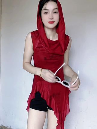 当然要打扮了,都当妈了,再不打扮就老了,当然要有梦想了,才三十几岁,有的是机会实现……”保持自己的风格,穿漂亮的衣服,做自己喜欢的事情,女性的中年,是收获的季节,大胆展露生命的张力吧#辣妹穿搭 #夏日穿搭 #复古穿搭 #出游穿搭 #墨镜一戴谁也不爱