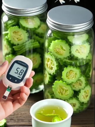 《桑叶双瓜茶:自然的健康馈赠》喝过的都夸好!它乃大自然的养生妙品,它以桑叶、冬瓜干、苦瓜干精心配比而成!热水入壶,茶香四溢!轻嗅,芬芳交织;浅尝,桑叶淡雅、冬瓜清甜、苦瓜清苦交融,滋味独特!这不仅是茶,更是健康享受!于品味间,领略养生之趣,感受自然馈赠,让身心 在茶香中舒缓!快来给你的家人们朋友们安排上吧 #桑叶双瓜茶桑叶茶好处多多#苦瓜桑叶冬瓜茶#喝养生茶#好物推荐🔥.